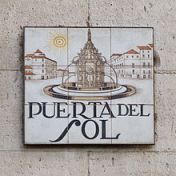 220px-Puerta_del_Sol_-_01